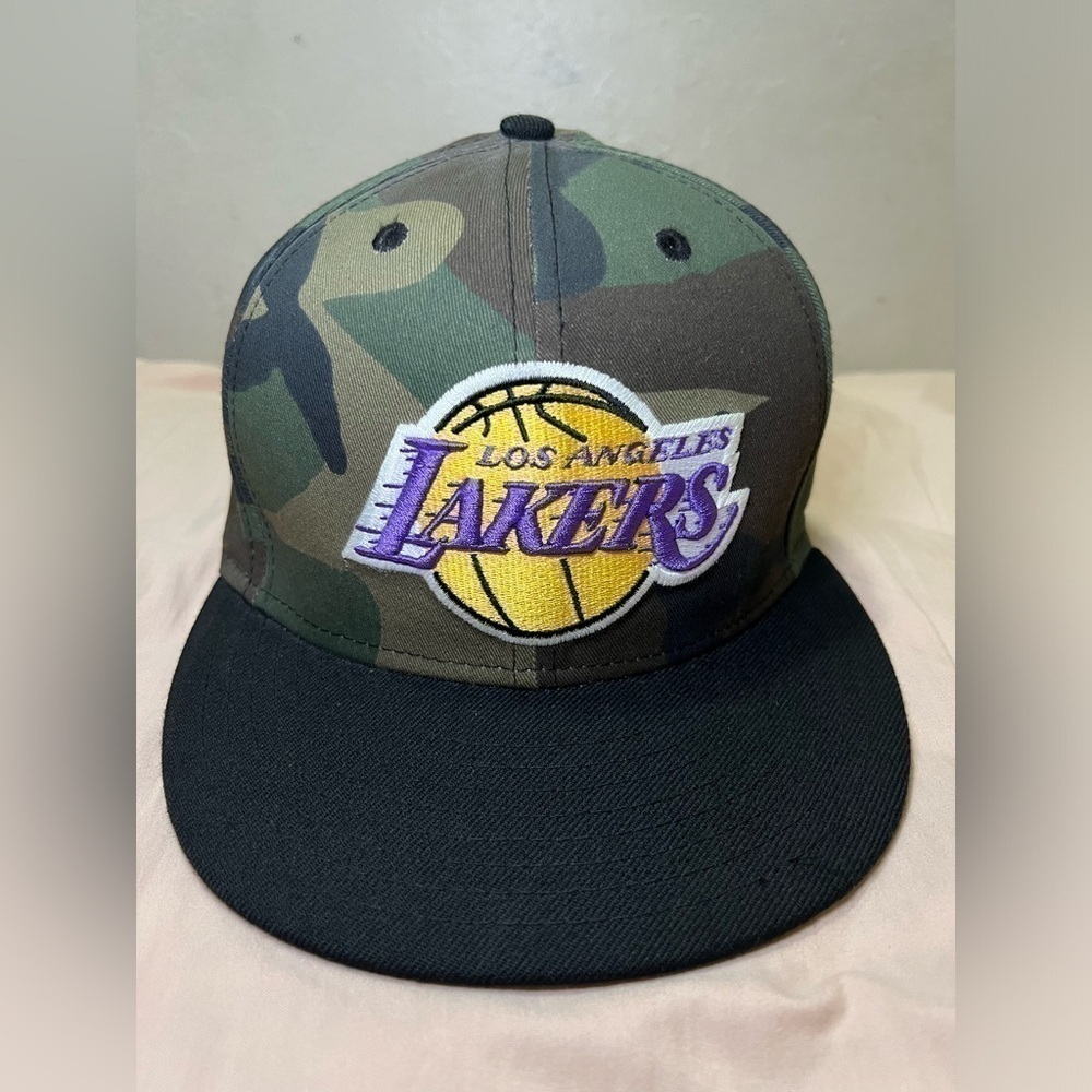 New Era 59fifty fitted hat size 7 5/8 in Camouflage LA Lakers Pre Owned